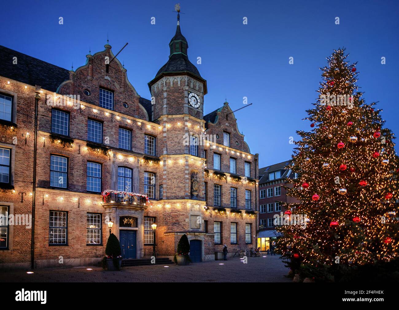 das Rathaus in Düsseldorf  zur Weihnachtszeit Stock Photo