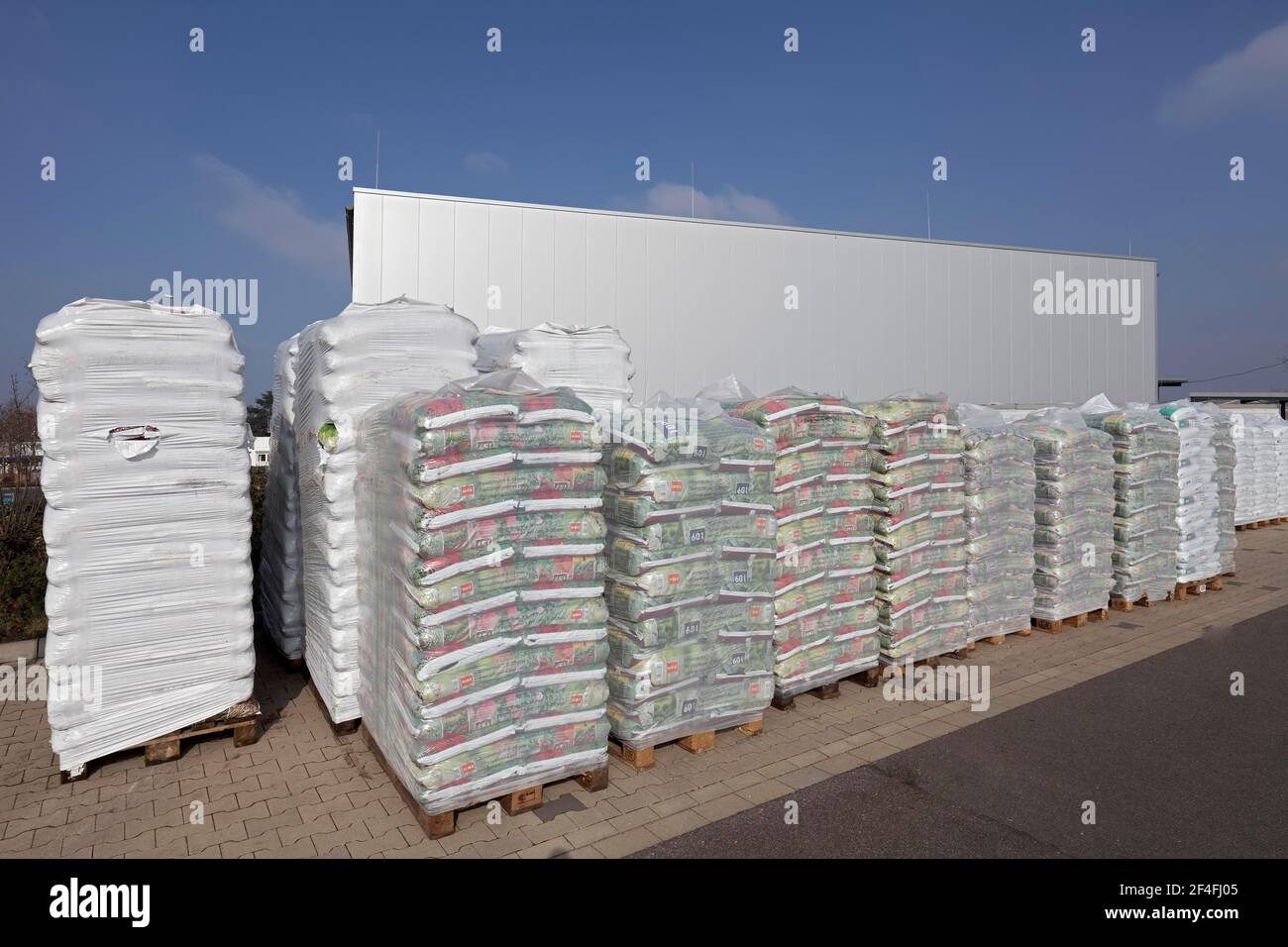 Stacked bags of potting soil and garden mulch for the spring shop, Obi Gartenparadies, Duesseldorf, North Rhine-Westphalia, Germany Stock Photo