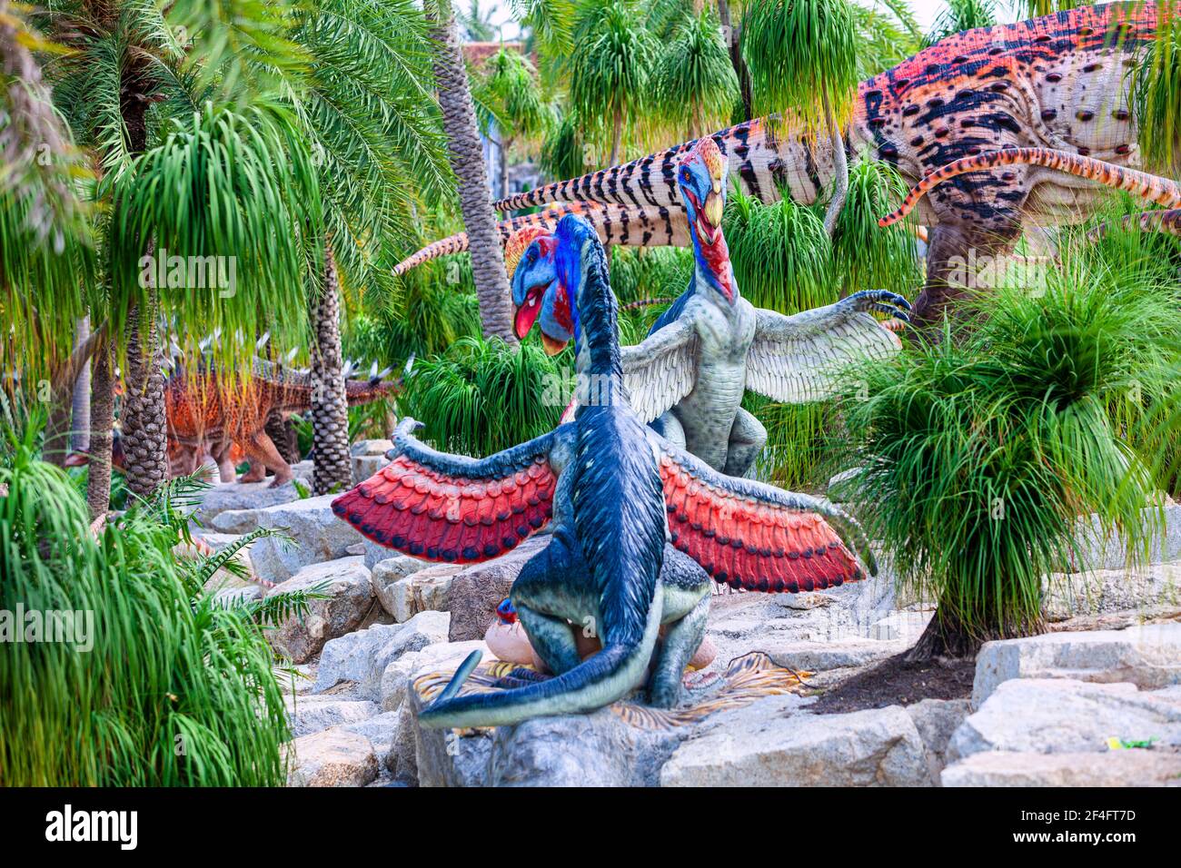 Dinosaur Night Run at Nong Nooch Garden attracts 3500 runners