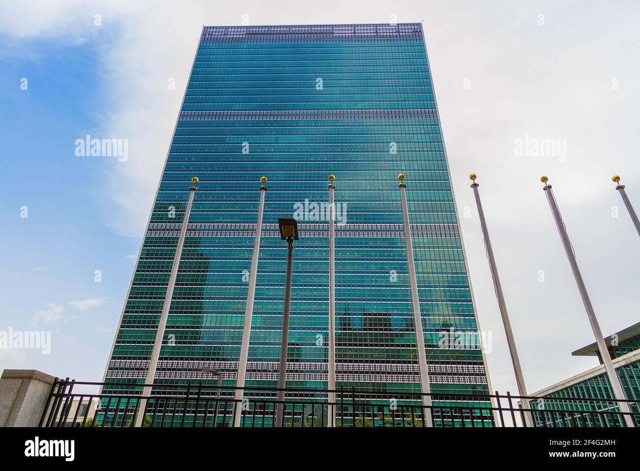 The front view of the headquarters of the United Nations Stock Photo