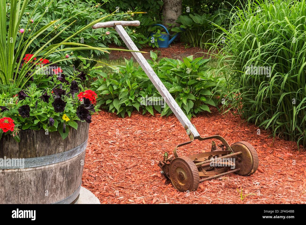 Antique lawn mower hi-res stock photography and images - Alamy