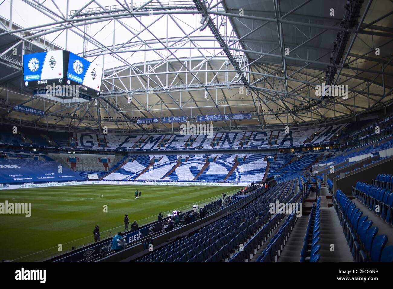 Spruchband Gemeinsam auf der leeren Südtribüne Schalke 04 - Borussia Mönchengladbach 20.03.2021, Fussball, 1. Bundesliga, Saison 2020/21  Moritz Mülle Stock Photo