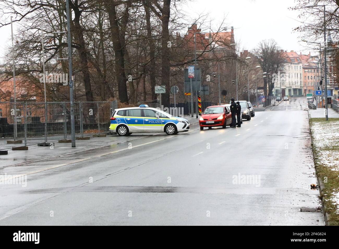 Die Landespolizei kontrolliert den Grenzverkehr am Grenzübergang Görlitz - Zgorzelec bezüglich Zweck der Einreise und  auf Vorhandensein eines aktuell Stock Photo