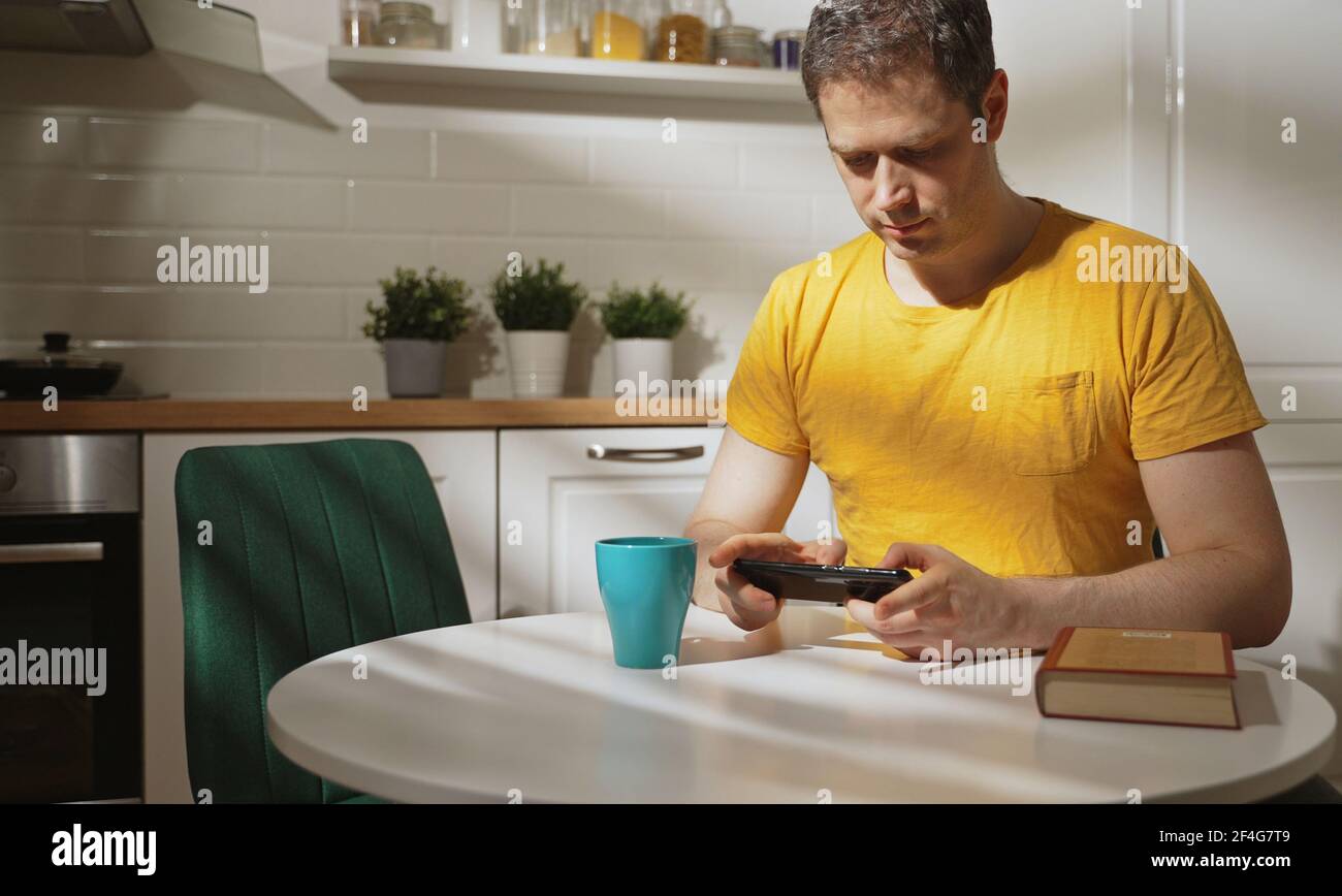 Man playing in game smartphone hi-res stock photography and images - Alamy