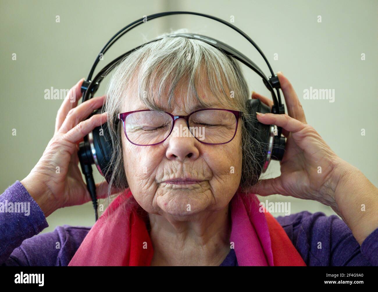 Mimic listeners hires stock photography and images Alamy