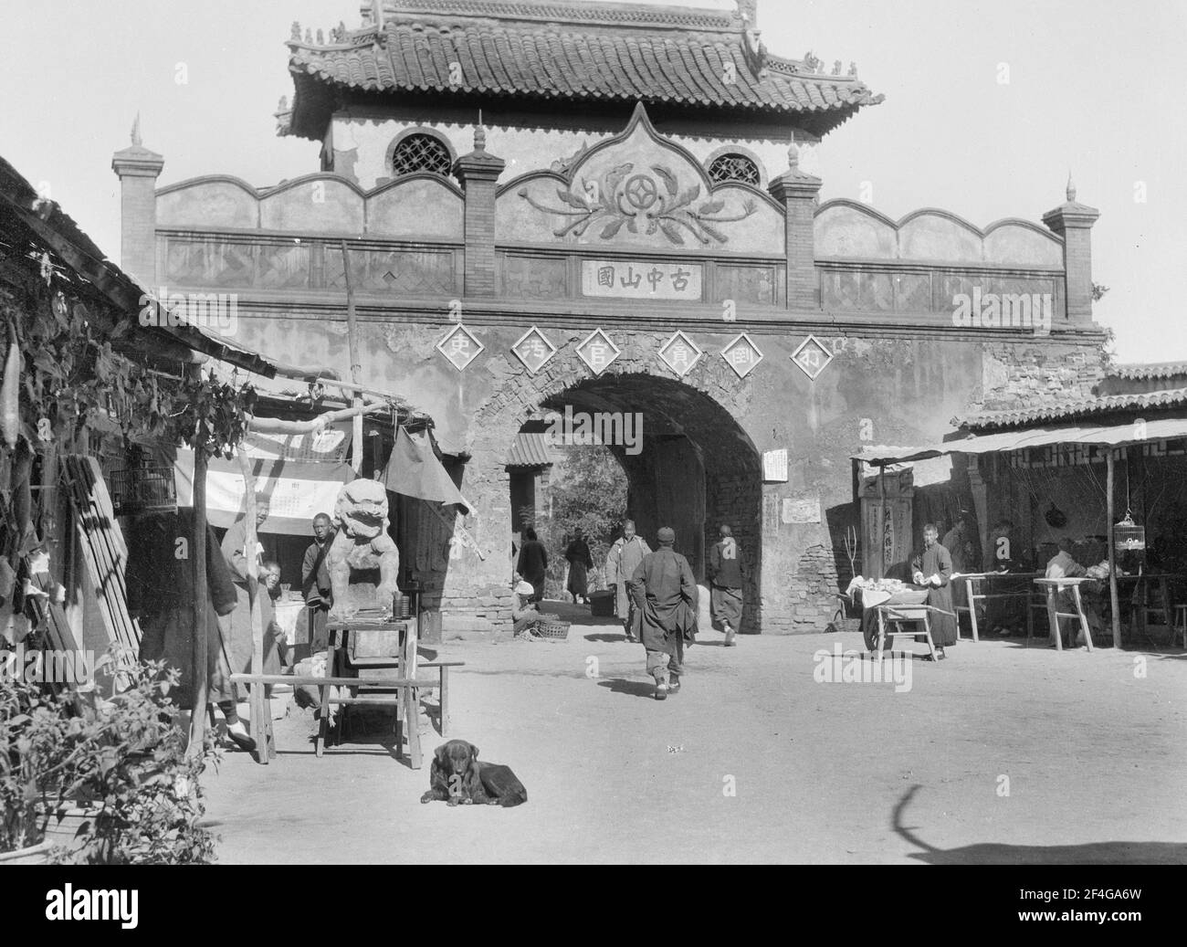 T5 Gate, China, Ding Xian (China), Dingzhou Shi (China), Hebei Sheng (China), 1931. From the Sidney D. Gamble photographs collection. () Stock Photo