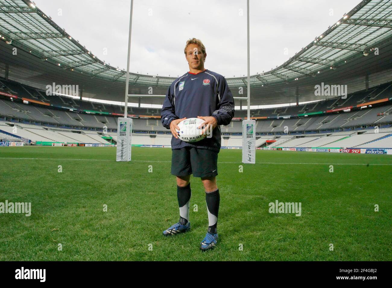 ENGLAND TRAINING FOR THE WORLD CUP FINAL IN THE STADE DE FRANCE. 19/10/2007. JONNY WILKINSON. PICTURE DAVID ASHDOWN Stock Photo