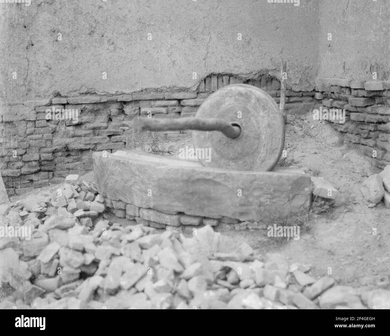 https://c8.alamy.com/comp/2F4GEGH/stone-mill-china-ding-xian-china-dingzhou-shi-china-hebei-sheng-china-1931-from-the-sidney-d-gamble-photographs-collection-2F4GEGH.jpg
