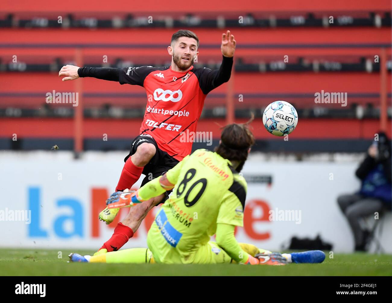 Seraing's Antoine Bernier and Rwdm's goalkeeper Anthony Sadin fight for the ball during a soccer match between RFC Seraing and RWDM, Sunday 21 March 2 Stock Photo