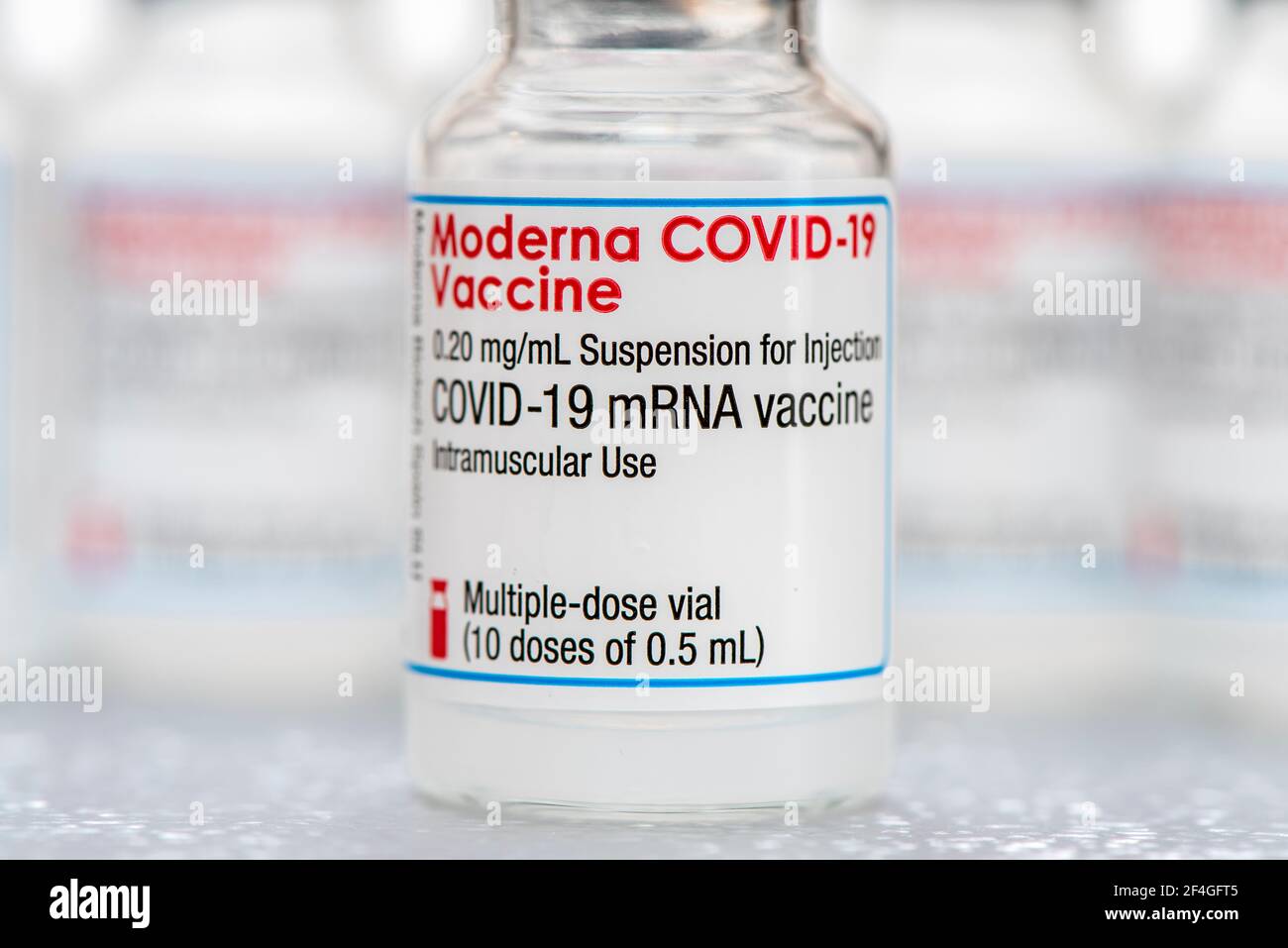 Original COVID-19 Impfampulle der Firma Moderna Stock Photo