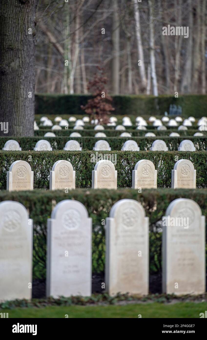 Military headstones hi-res stock photography and images - Alamy