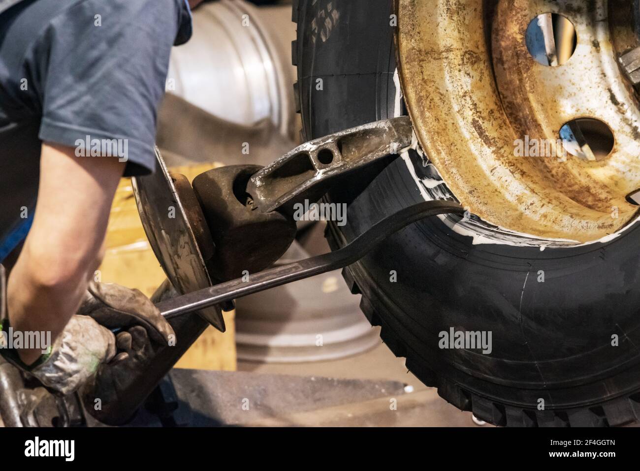 Tire operator who uses a machine to mount or remove a truck