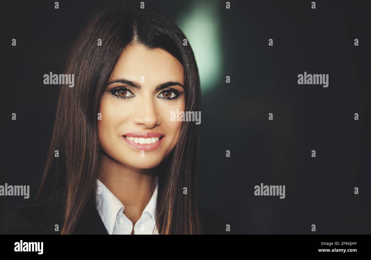 Smiling young business woman Stock Photo - Alamy