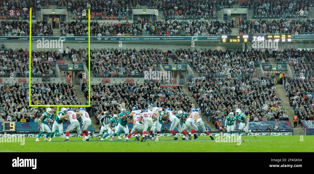 NFL FOOTBALL AT WEMBLEY. MIAMI DOLPHINS V NEW YORK GIANTS.  28/10/2007. PICTURE DAVID ASHDOWN Stock Photo