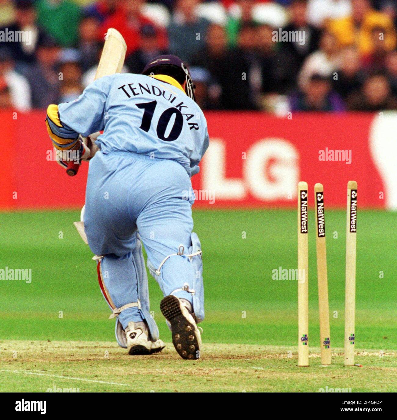 Cricket World Cup 1999 India v New Zealand Super Six Group Missed flight Indias Sachin Tendulkar is bowled for 16 by Dion Nash of New Zealand at Trent Bridge as the Kiwis book a place in the Semi Final Stock Photo