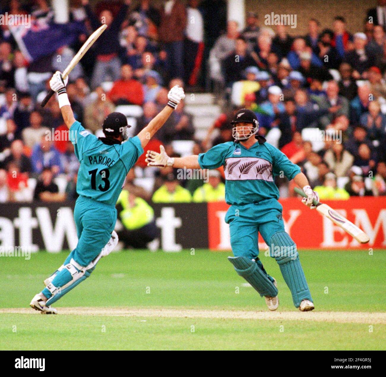 Cricket World Cup 1999 India v New Zealand Super Six Group  Roger Twose and Adam Parore celebrate the New Zealand Victory at the end of the match where the clinched a place in the Semi Finals Stock Photo