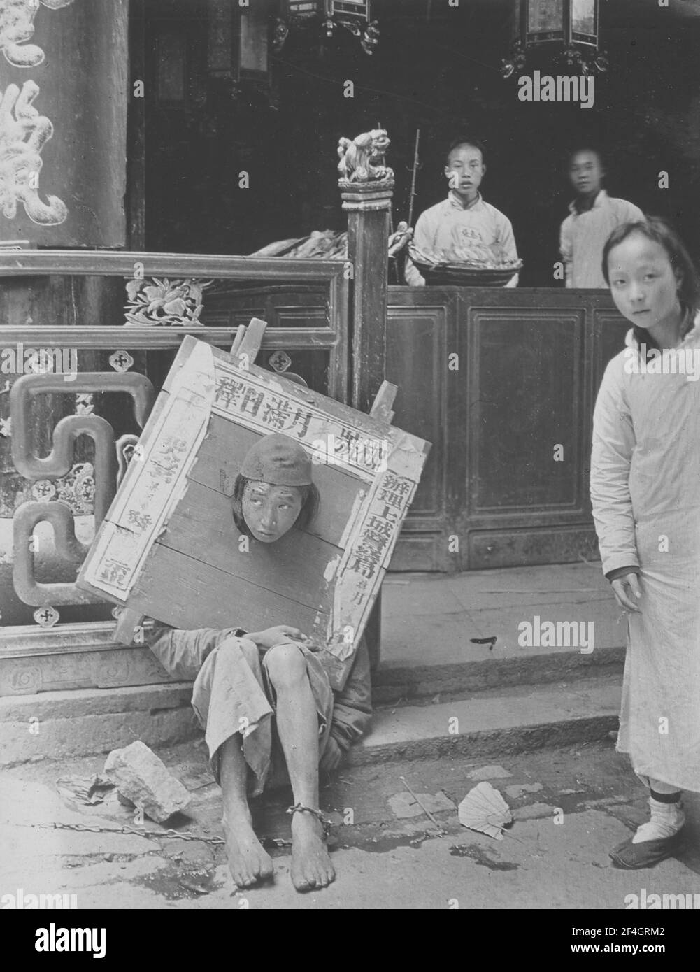 Chinese Prisoner in Stocks [1908], China, Hangzhou (China), Zhejiang Sheng (China), 1908. From the Sidney D. Gamble photographs collection. () Stock Photo