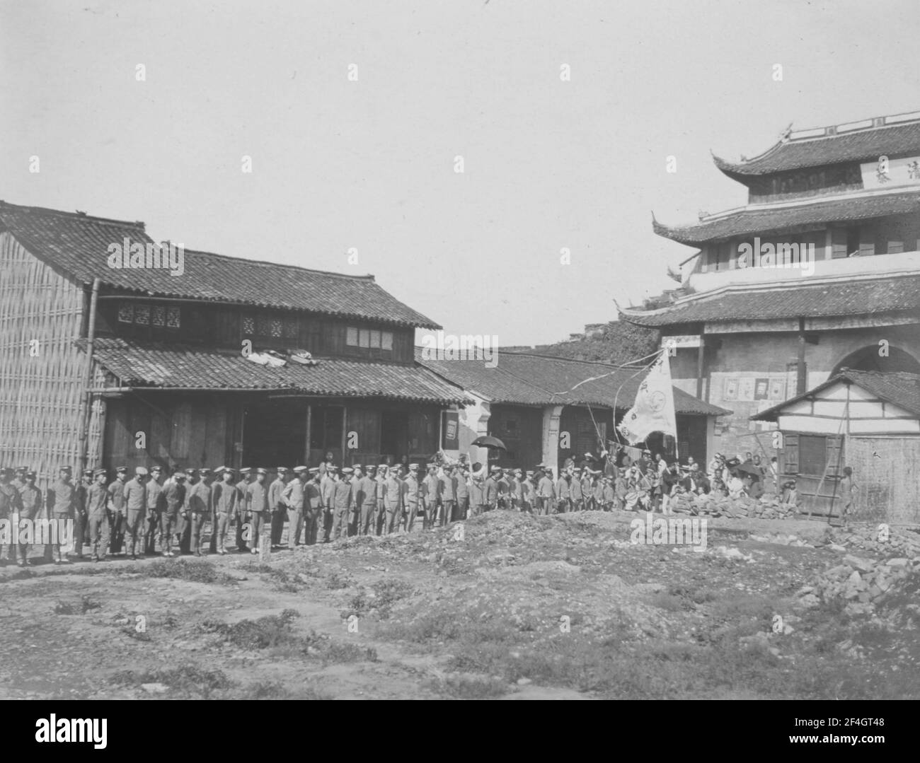 Soldiers with flag near Qingtai gate, China, Hangzhou (China), Zhejiang Sheng (China), 1908. From the Sidney D. Gamble photographs collection. () Stock Photo