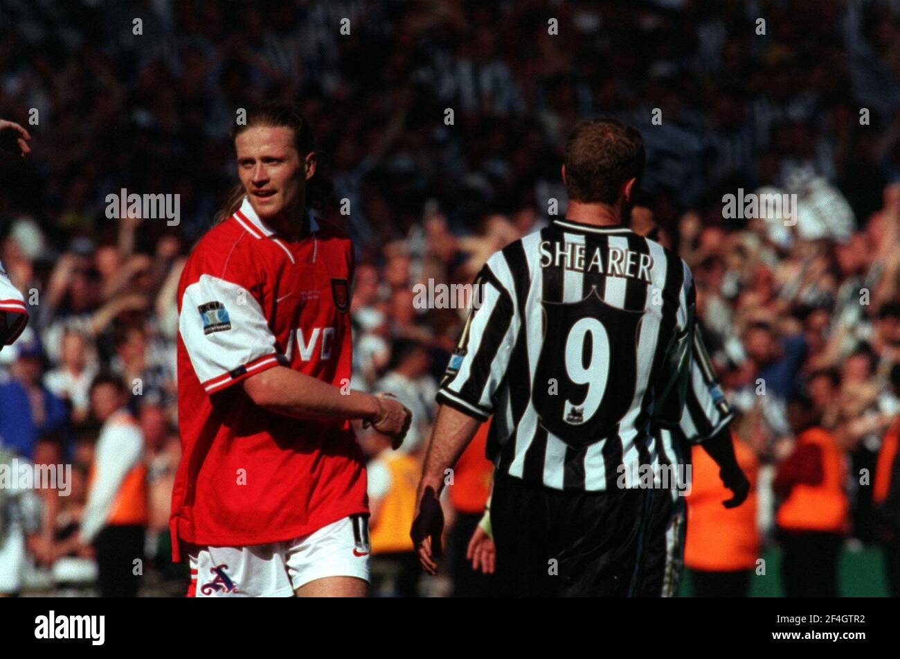 fa-cup-final-arsenal-v-newcastle-united-may1998emanuelle-petit-shakes-hands-with-newcastles-alan-shearer-at-the-end-of-the-fa-cup-final-arsenal-v-newcastle-united-2F4GTR2.jpg