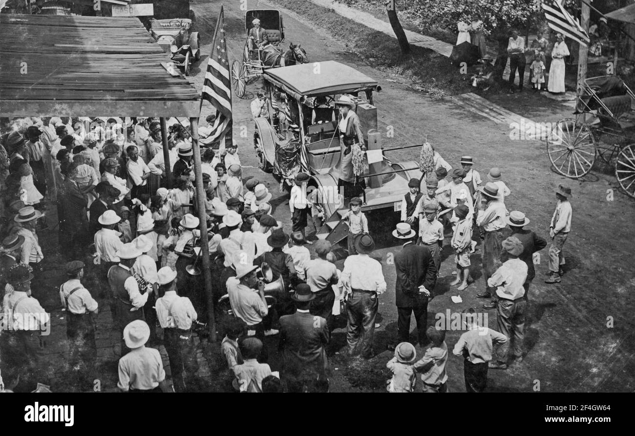 High-angle shot of a crowd gathered near a truck carrying the Justice Bell, a replica of the Liberty Bell cast by Pennsylvanian suffragists, used for campaigning between 1915 and 1920, Pennsylvania, 1915. () Stock Photo