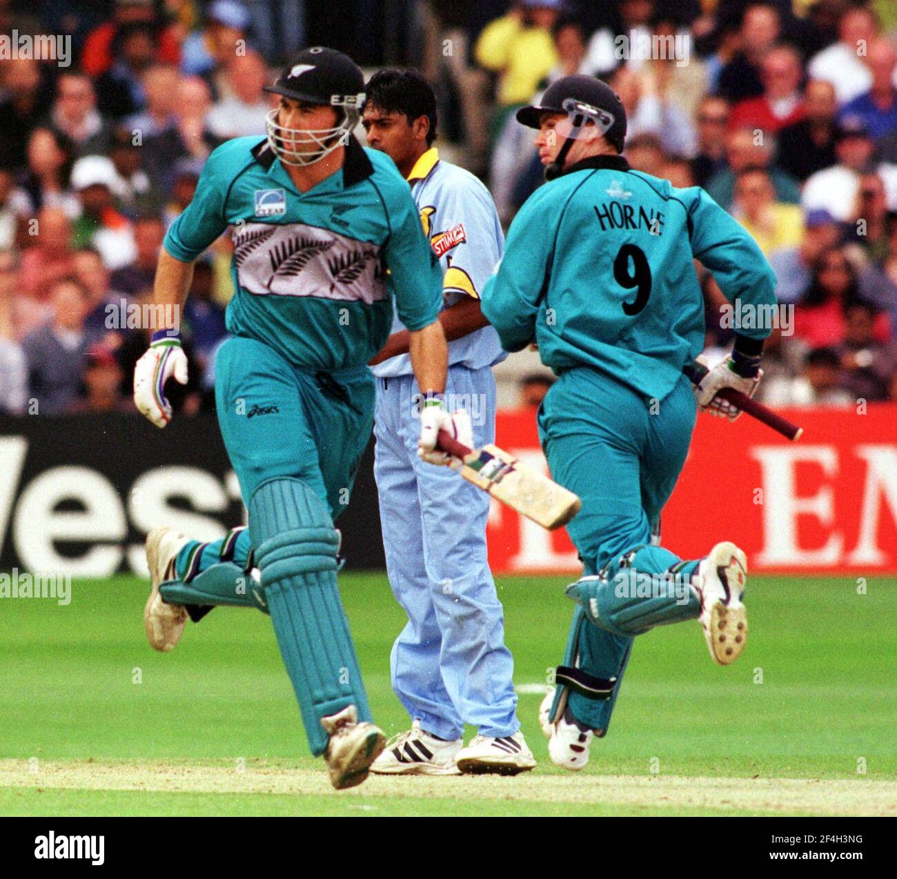 Cricket World Cup 1999 India v New Zealand Super Six Group   Nathan Astle and MJ Horne cross for a run as the Kiwis go on to book a place in the Semi Final Stock Photo