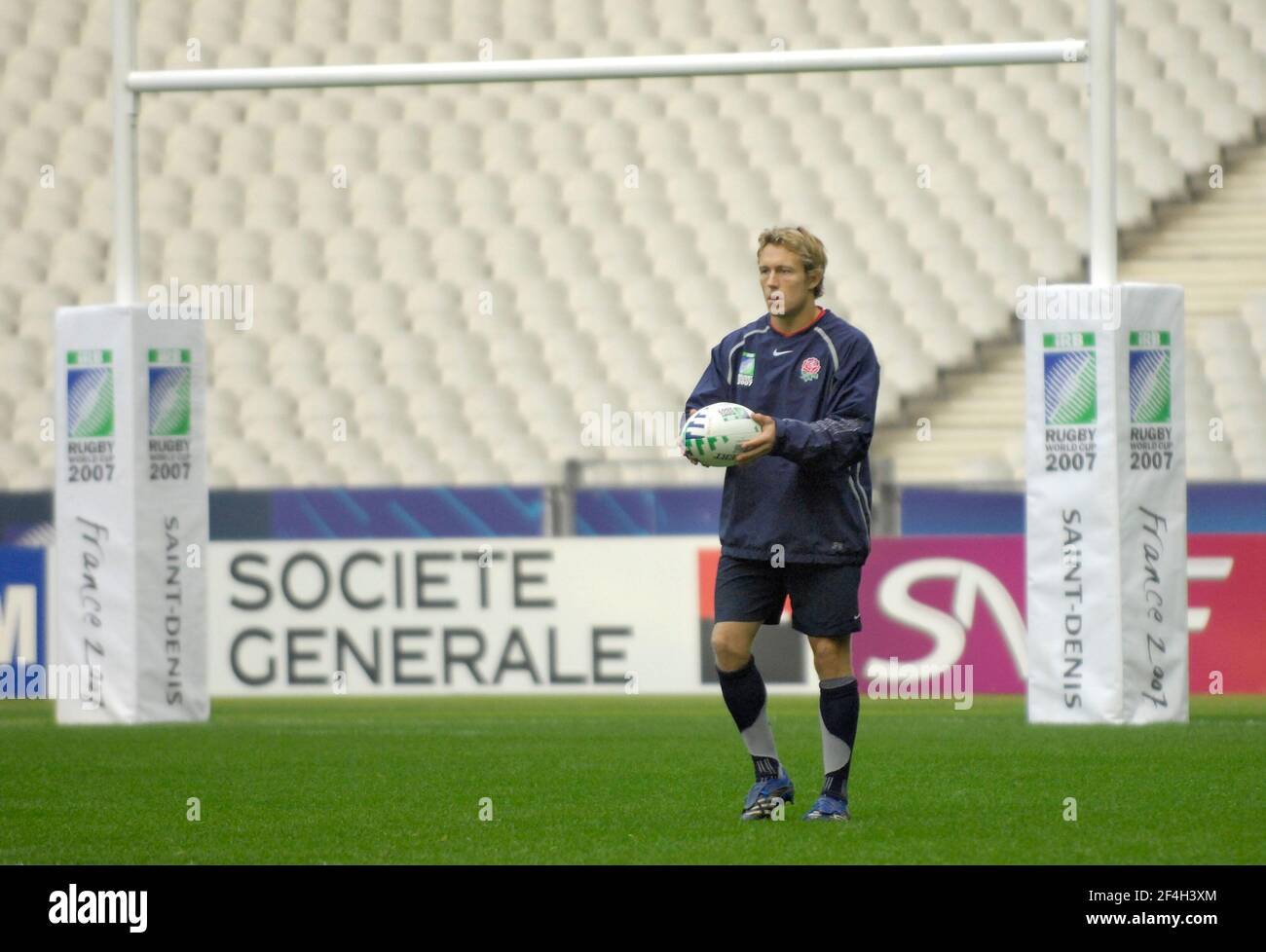 ENGLAND TRAINING FOR THE WORLD CUP FINAL IN THE STADE DE FRANCE. 19/10/2007. JONNY WILKINSON.PICTURE DAVID ASHDOWN Stock Photo