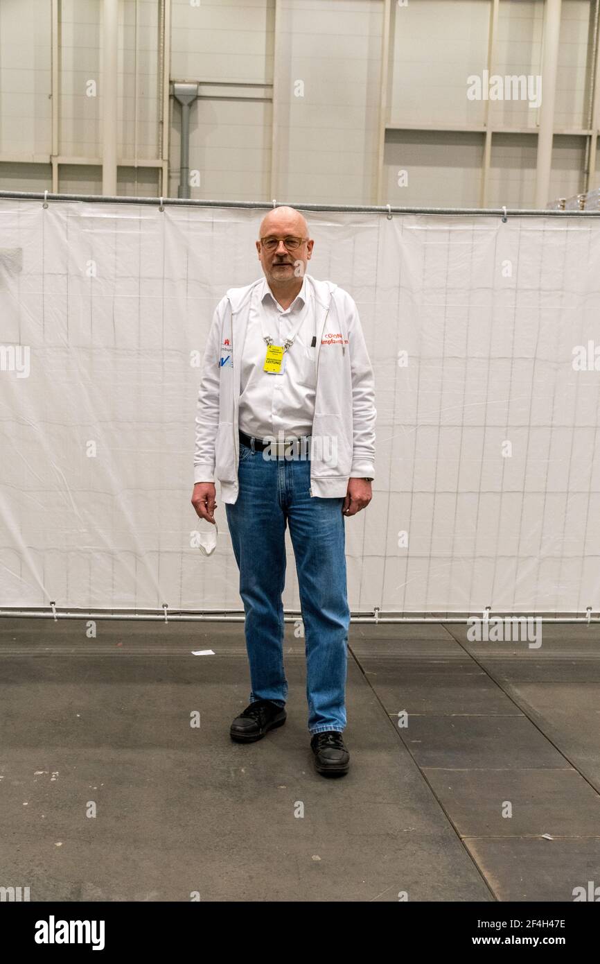 Dr. Dirk Heinrich ist medizinischer Leiter des Hamburger Corona-Impfzentrums.Hamburgs Bürgermeister Peter Tschentscher (SPD) – vor seinem Wechsel in d Stock Photo