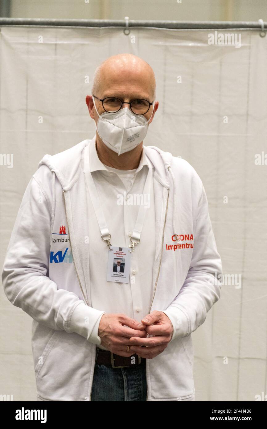 Hamburgs Bürgermeister Peter Tschentscher (SPD) – vor seinem Wechsel in den Senat Laborarzt am Universitätsklinikum Hamburg-Eppendorf (UKE) – arbeitet Stock Photo