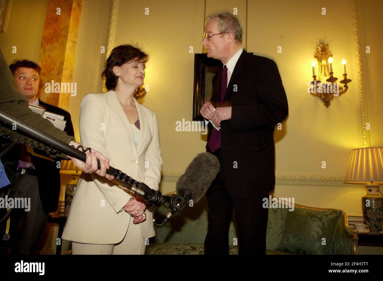 CHERIE BLAIR AND CHRIS SMITH, APRIL 2001AT NO. 10 DOWNING ST AT THE WORLD TOURISM SUMMIT HAVING WELCOMED TRAVEL CHIEFS TO BRITAIN ONE WEEK AGO. THEY HAVE SEEMINGLY BEEN CONVINCED THAT BRITAIN IS NOW A SAFE AND ATTRACTIVE PLACE TO VISIT. Stock Photo