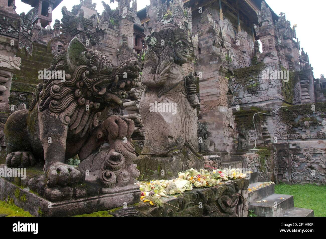 Eindrücke aus dem berühmten Pura Segara-Tempel an der Nordküste Balis Stock Photo