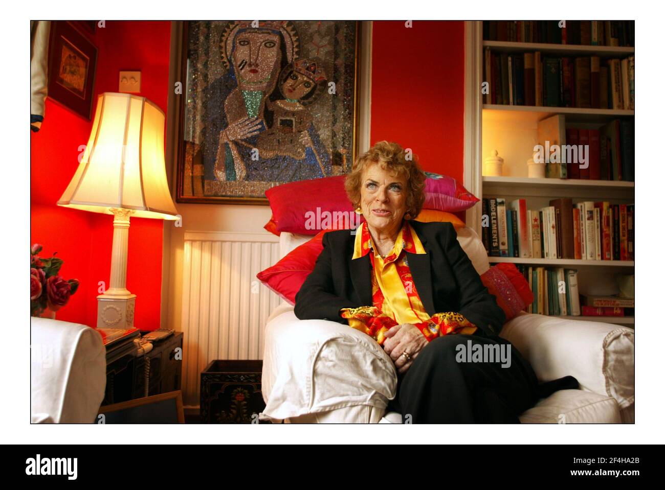 Ann Leslie corespondent from the Daily Mail at home in Londonpic David Sandison 28/10/2005 Stock