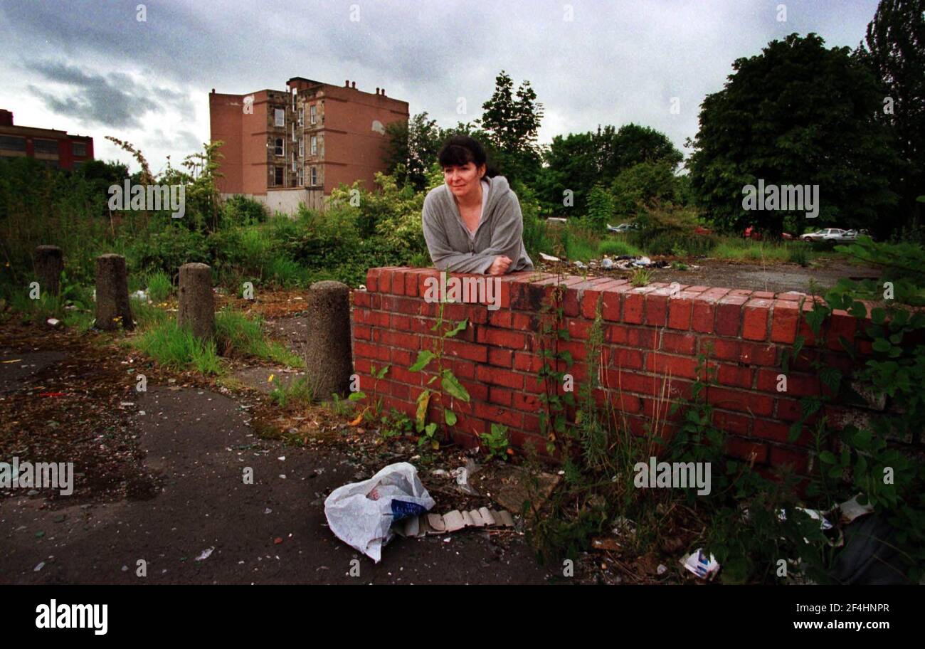 Jamie Godley, cousin to Sammy Johnstone who sold The Big Issue on the streets of Glasgow. Sammy Johnstone died last week from organ failure possibly from a contaminated batch of heroin. Pub & Tenement Building that Sammy lived in Stock Photo