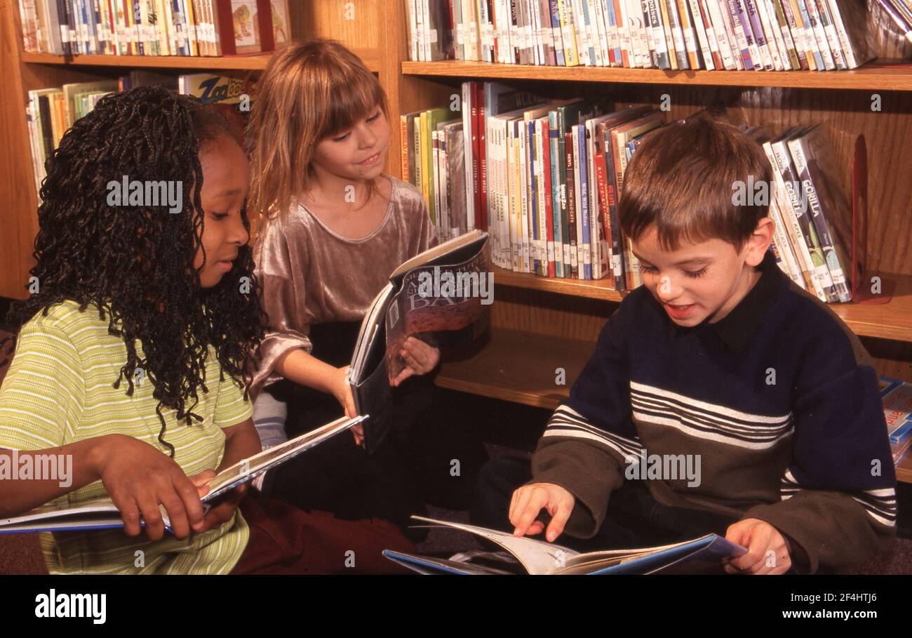 Kindergarden kids look at books in school, Walnut Creek Elementary,  Austin Stock Photo