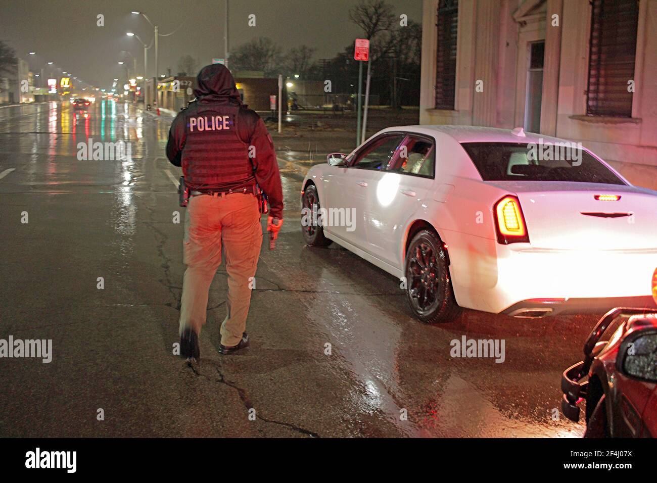 Detroit Police Special Ops officer appraoches a car with his gun drawn, Detroit, Michigan, USA Stock Photo