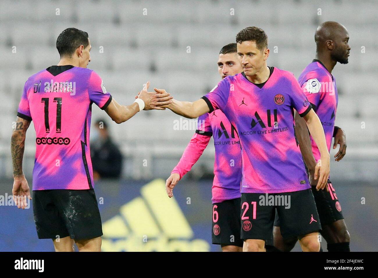 PSG players celebrate victory after the match. Soccer Football - Ligue 1 -  Olympique Lyon vs PSG - Groupama Stadium, Lyon, France on March 22, 2021.  Photo by Emmanuel Foudrot/ABACAPRESS.COM Stock Photo - Alamy, image size:1300x956