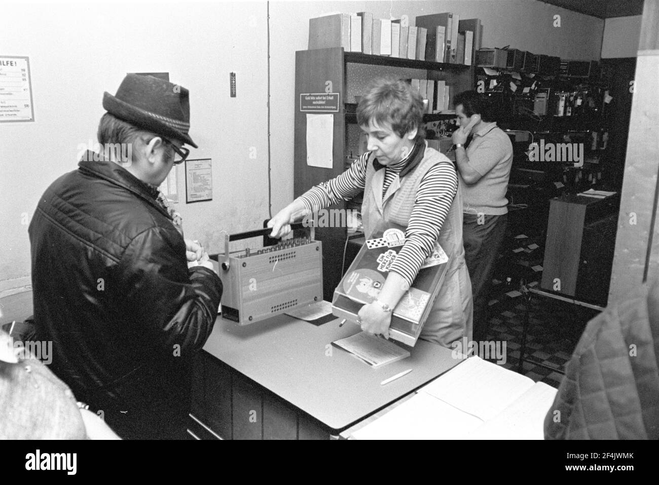 15 November 1981, Saxony, Delitzsch: A repaired STERN-RECORDER and a record player are handed over to the person collecting them at the end of 1981 at the output of the PGH Rundfunk und Fernsehen Delitzsch. Exact recording date not known. Photo: Volkmar Heinz/dpa-Zentralbild/ZB Stock Photo