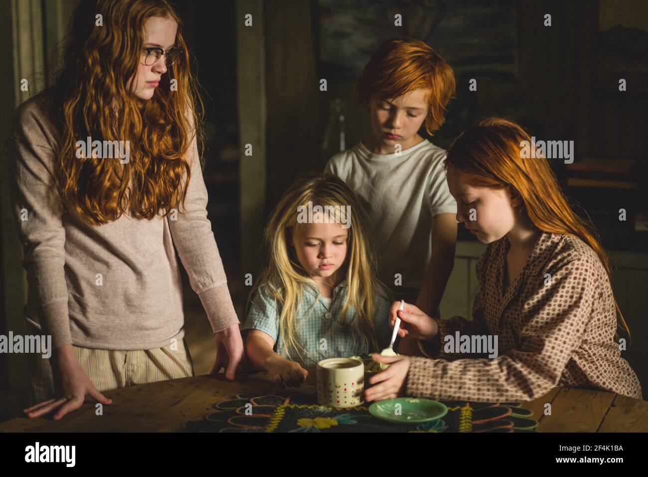 CHARLIE SHOTWELL, ELLA ANDERSON, SADIE SINK and EDEN GRACE REDFIELD in THE GLASS CASTLE (2017), directed by DESTIN DANIEL CRETTON. Copyright: Editorial use only. No merchandising or book covers. This is a publicly distributed handout. Access rights only, no license of copyright provided. Only to be reproduced in conjunction with promotion of this film. Credit: LIONSGATE / GILES NETTER, JAKE / Album Stock Photo