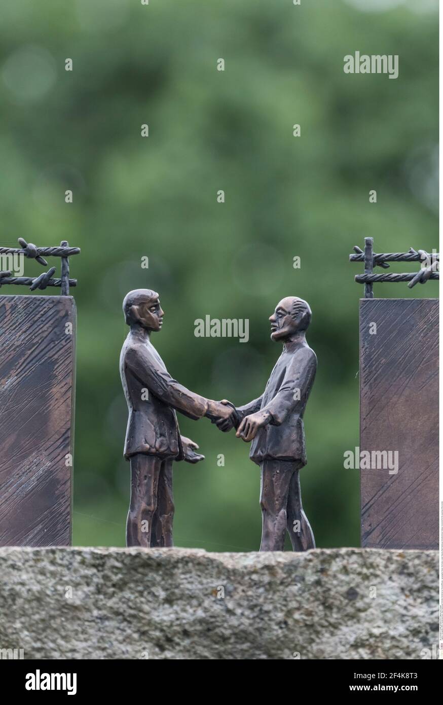 Fall Of Berlin Wall Handshake Hi res Stock Photography And Images Alamy Fall Of Berlin Wall Handshake Hi res Stock Photography And Images Alamy