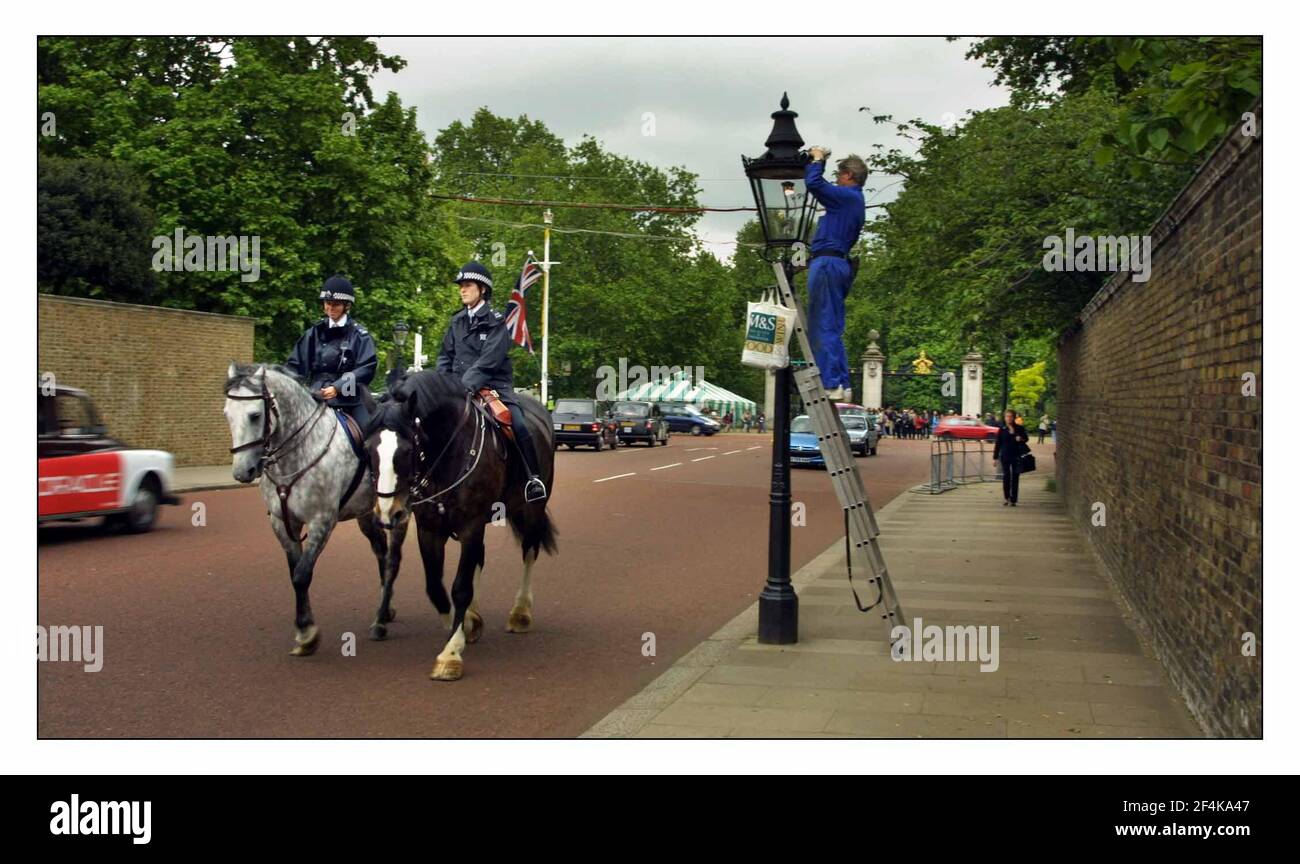 Preparations for the Jubilee celebration in and around the Mall, Buckingham Palace.pic David Sandison 30/5/2002 Stock Photo