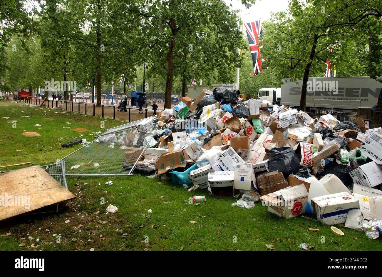 The clean up operation in St James's park after yesterdays Jubilee celebrations.5 June 2002 photo Andy Paradise Stock Photo
