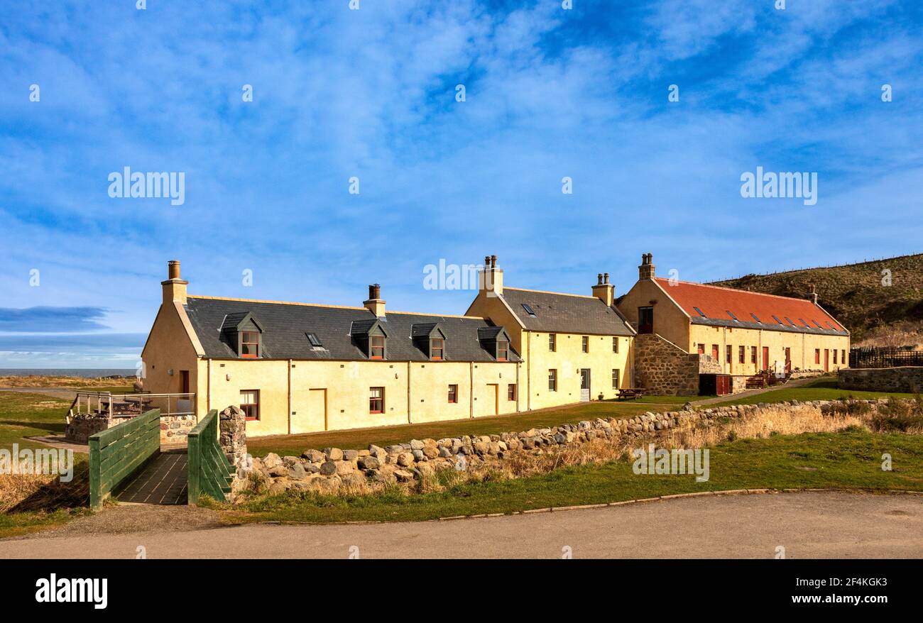 PORTSOY  MORAY FIRTH ABERDEENSHIRE SCOTLAND MODERNISED BUILDINGS OF THE OLD SAIL LOFT AND BRIDGE OVER THE SMALL STREAM Stock Photo