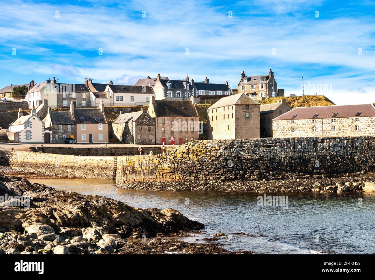 PORTSOY OLD HARBOUR MORAY FIRTH ABERDEENSHIRE SCOTLAND YELLOW STONE BLOCKS  IN THE WALL OLD WAREHOUSES ON THE QUAY Stock Photo - Alamy