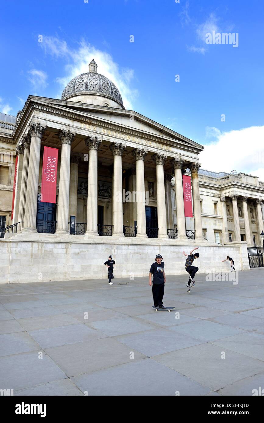 London, England, UK. Trafalgar Square - skateboarding in front of the National Gallery during COVID lockdown, March 2021 Stock Photo