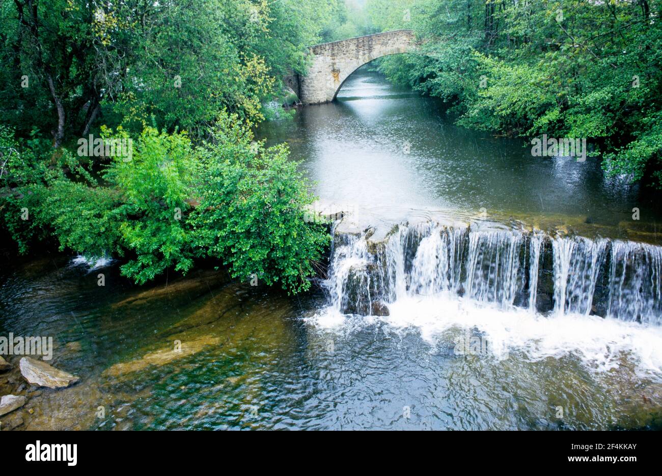 SPAIN - BASQUE COUNTRY - ALAVA. Sarria - Zuia, San Martín romanesque bridge and río Baxas river Stock Photo