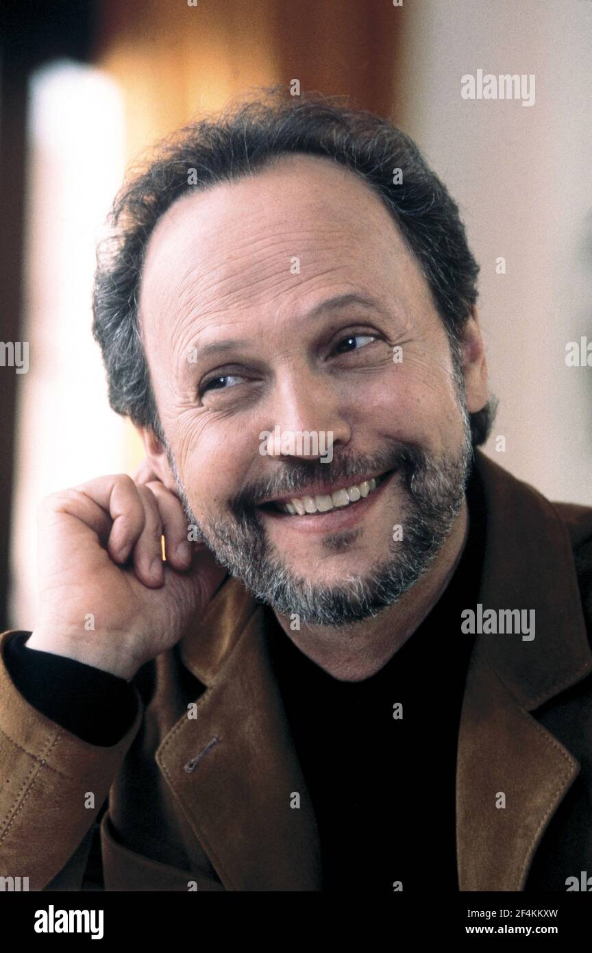 BILLY CRYSTAL in AMERICA'S SWEETHEARTS (2001), directed by JOE ROTH. Copyright: Editorial use only. No merchandising or book covers. This is a publicly distributed handout. Access rights only, no license of copyright provided. Only to be reproduced in conjunction with promotion of this film. Credit: REVOLUTION STUDIOS / GORDON, MELINDA SUE / Album Stock Photo