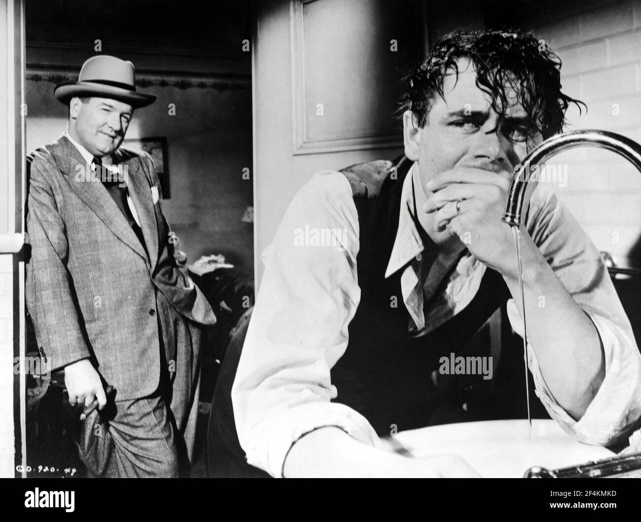 GLENN FORD and BARRY KELLEY in THE UNDERCOVER MAN (1949), directed by JOSEPH H. LEWIS. Credit: COLUMBIA PICTURES / Album Stock Photo