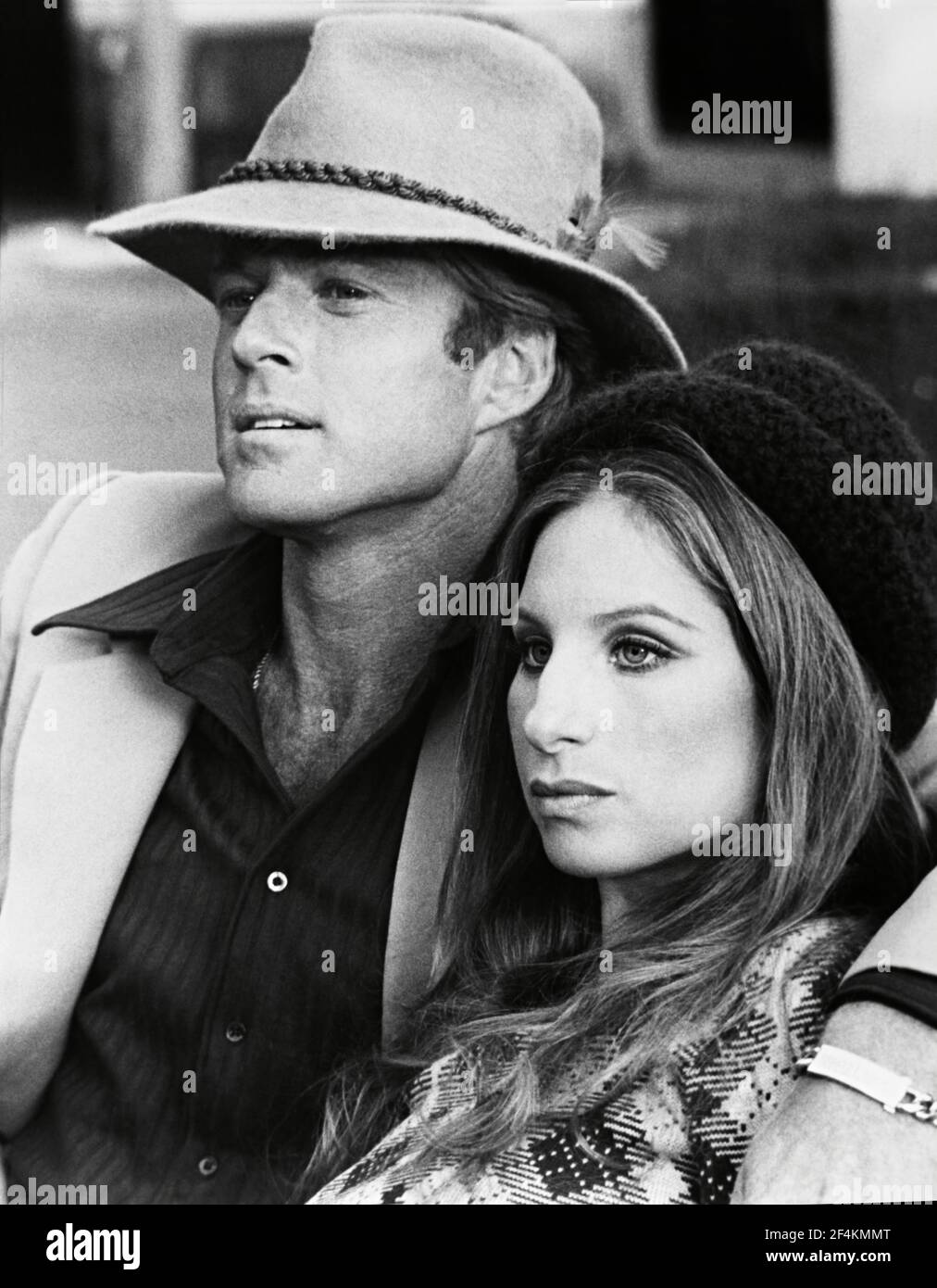 BARBRA STREISAND and ROBERT REDFORD in THE WAY WE WERE (1973), directed by SYDNEY POLLACK. Credit: COLUMBIA PICTURES / Album Stock Photo