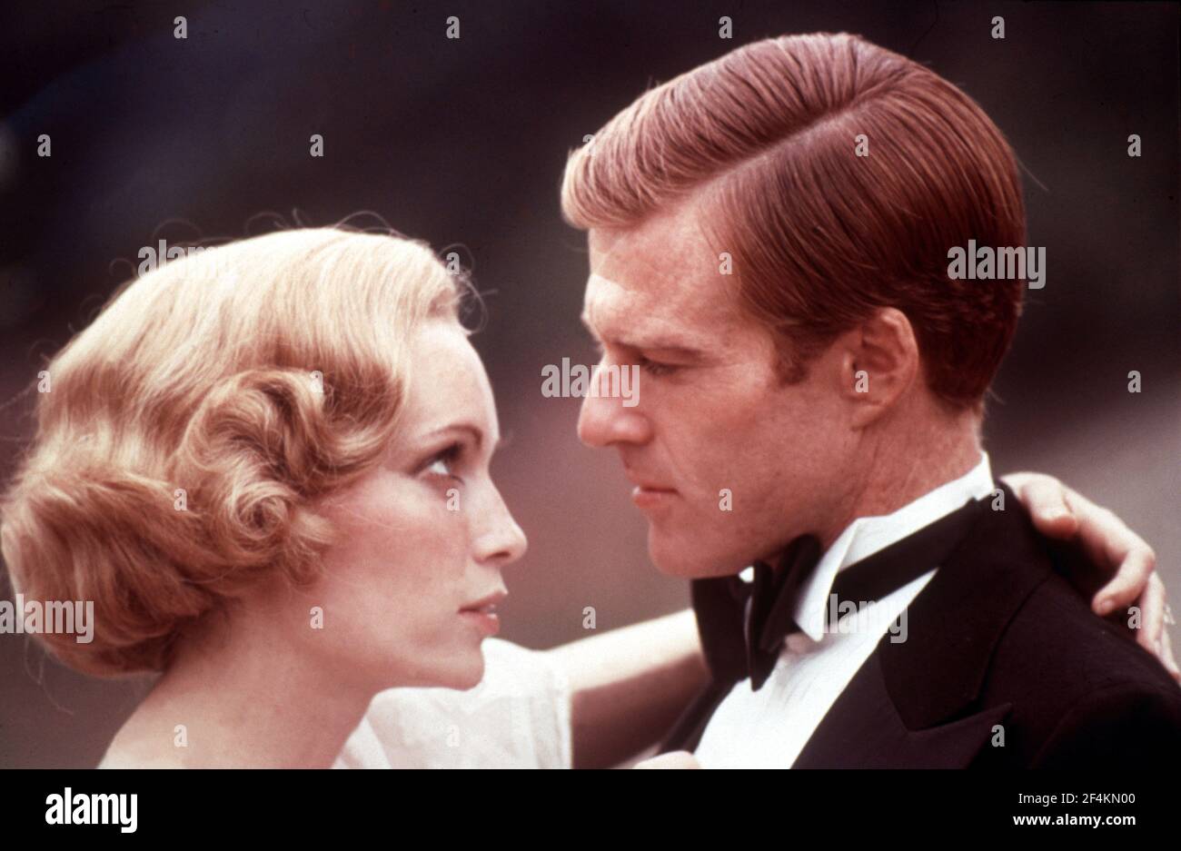 MIA FARROW and ROBERT REDFORD in THE GREAT GATSBY (1974), directed by JACK CLAYTON. Credit: PARAMOUNT PICTURES / Album Stock Photo