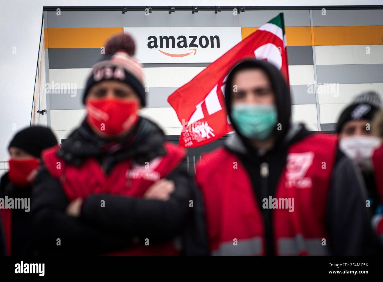 Brandizzo, Italy - 22 March, 2021: Amazon's logo and employees of 'Filt CGIL' trade union are seen during a demonstration for better working conditions in front of the Amazon distribution centre in Brandizzo. Trade unions said that 9,500 warehouse workers and 15,000 drivers were on strike in Italy. Credit: Nicolò Campo/Alamy Live News Stock Photo