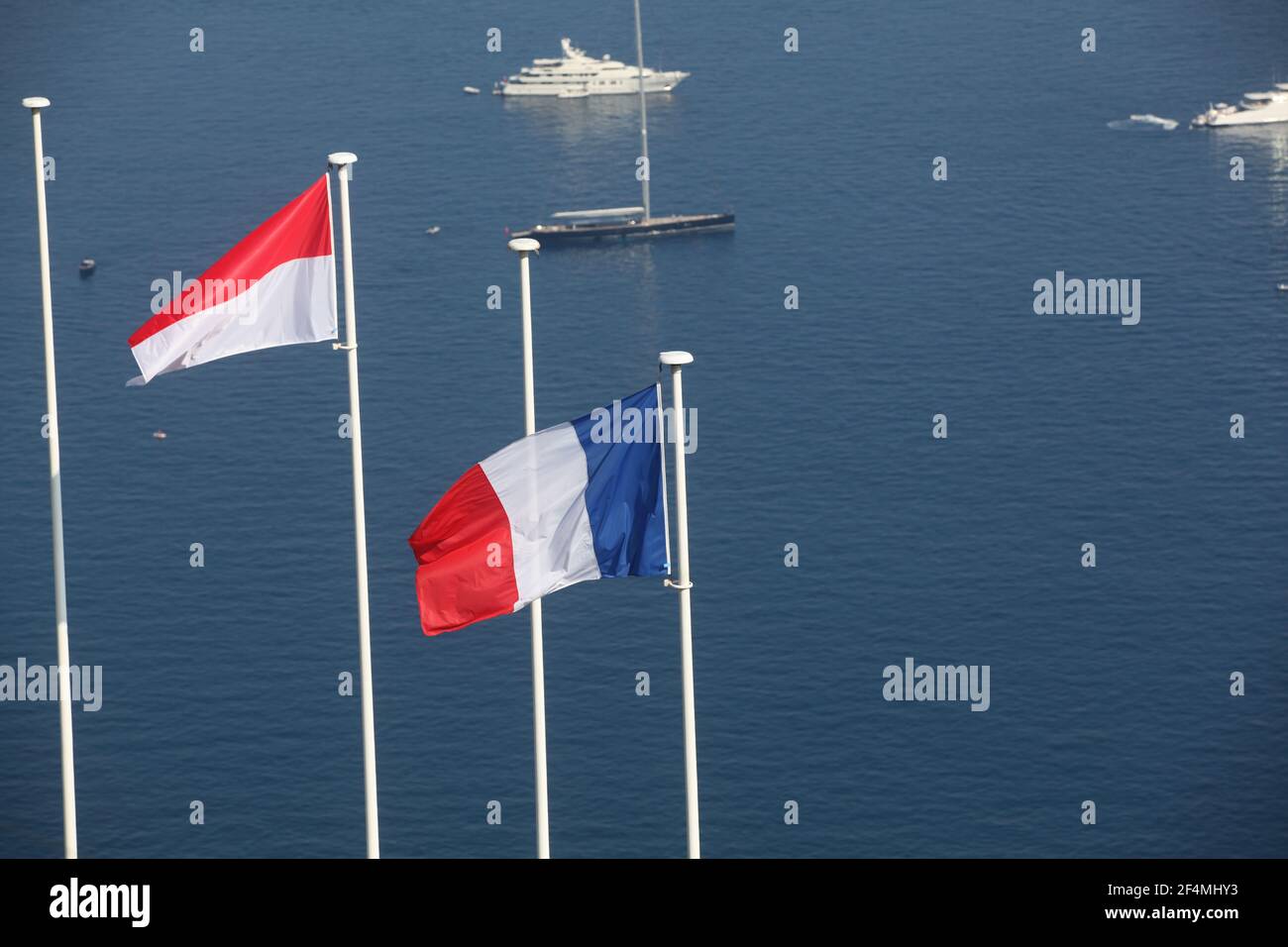Die indonesische und die französische Flagge wehen über dem Mittelmeer bei Monaco. Stock Photo
